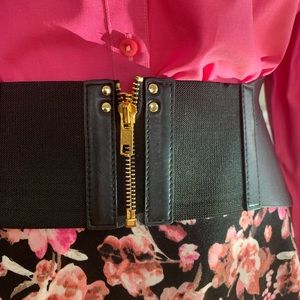 BCBG black cinch belt with zipper Size M but fits a small much better